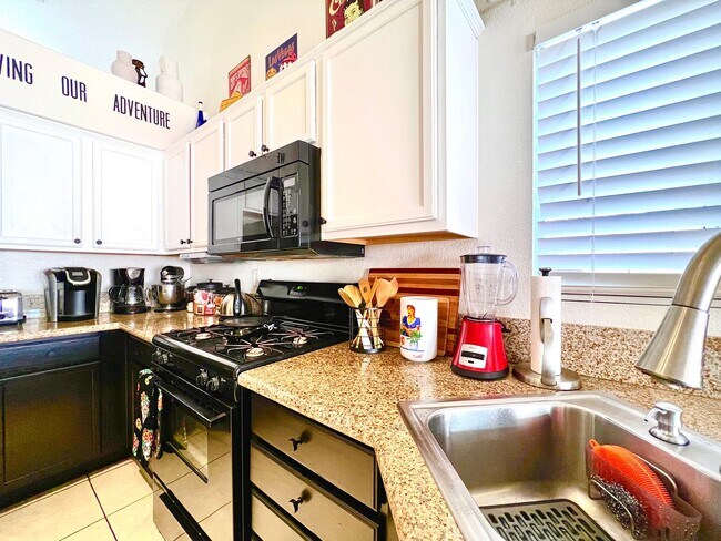 Foto del edificio - STYLISH SERENITY - 3 bed/2 bath Furnished Home with RV/Boat Parking