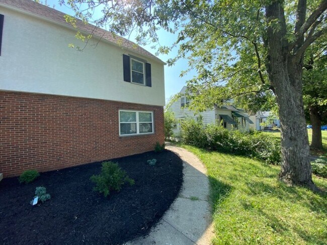 Building Photo - 138 N Everett Ave