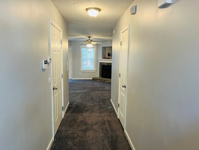 Building Photo - Wow! 3 bedroom 2.5 bathroom townhome in Co...