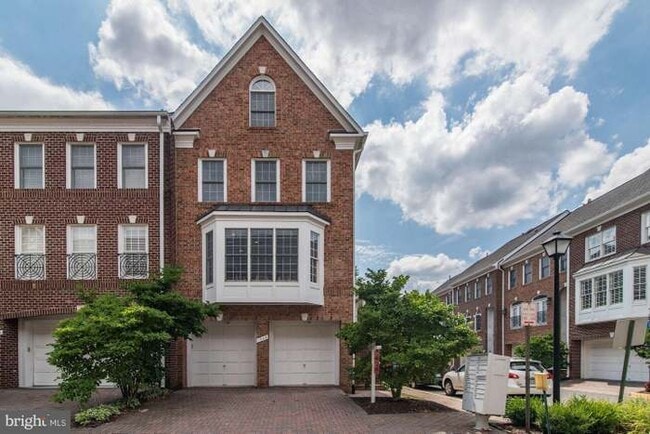 Building Photo - 1308 McLean Crest Ct