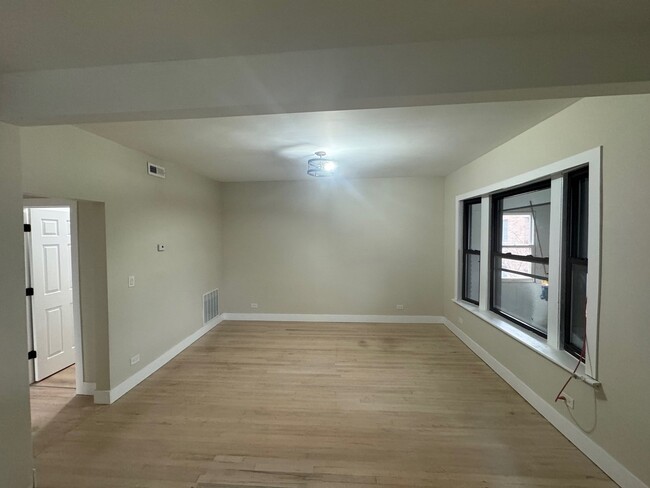 Building Photo - 1518 W Cullom Ave