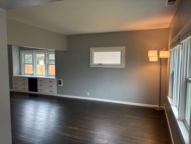 Foto del edificio - Spacious 3-Bedroom Craftsman Home with Solar Savings and Fully Fenced Yard