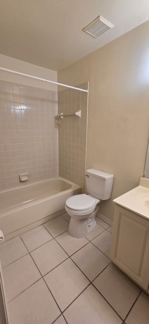 Foto del edificio - 240 Timber Lake Cir