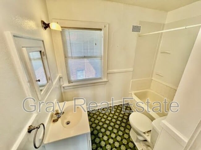 Foto del edificio - 1030 E 8th St