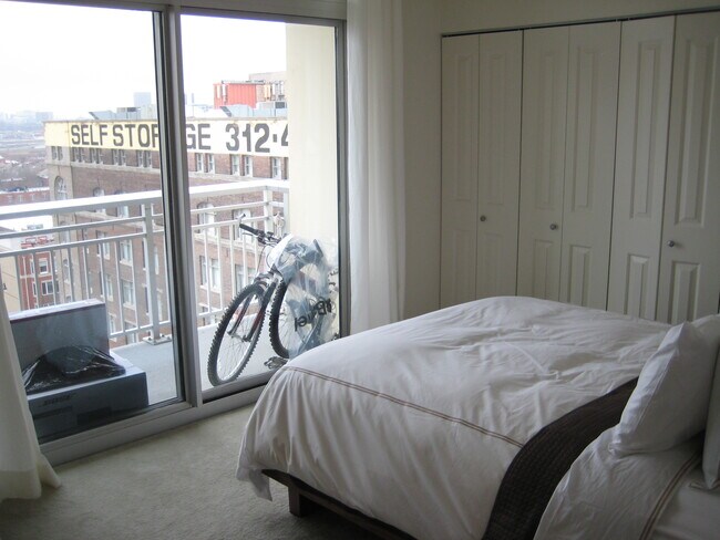Bedroom - 1400 S Michigan Ave Apartment