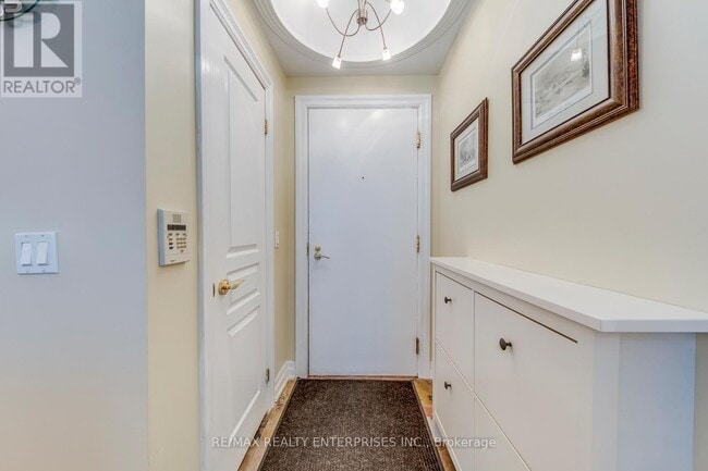 Building Photo - 2087 Lake Shore Blvd W