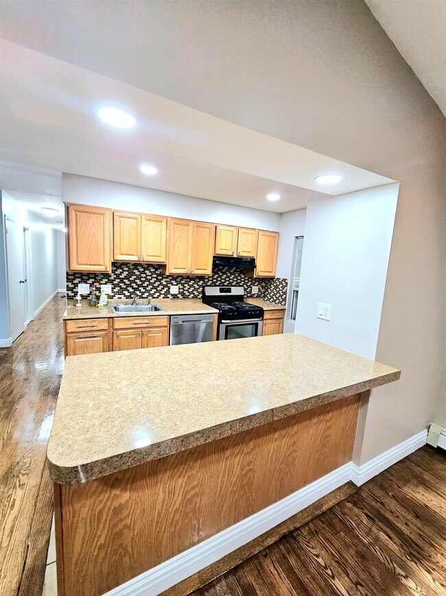 Building Photo - 222 67th St