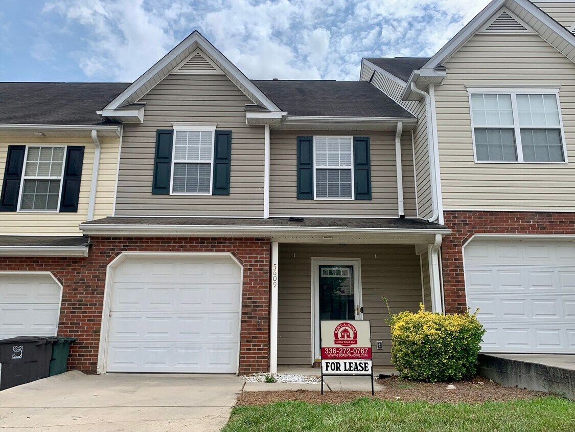 Primary Photo - 2 bedroom townhouse with patio available a...