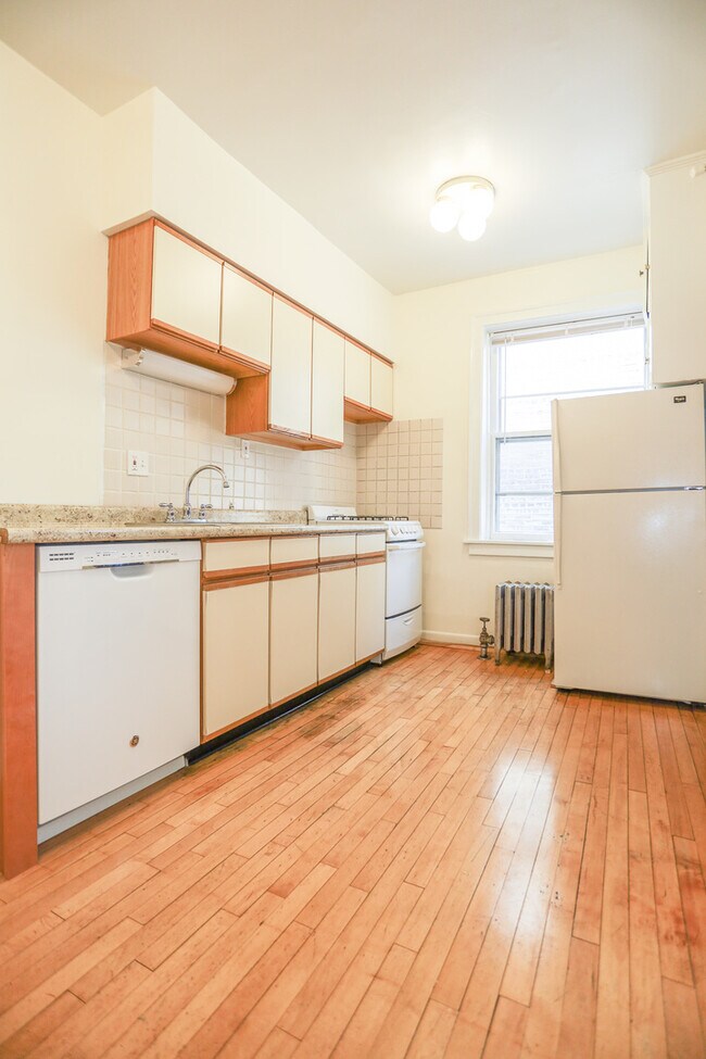 Building Photo - 4415 N Greenview Ave