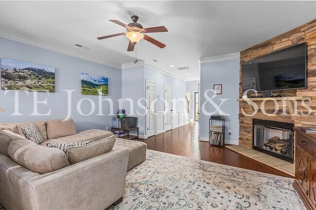 Foto del edificio - Beautiful 2 Bedroom Townhome with Bonus Room, Garage, and High End Finishes