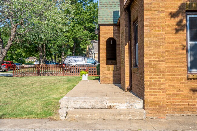 Front Porch/Walk Way - 4930 E 3rd St
