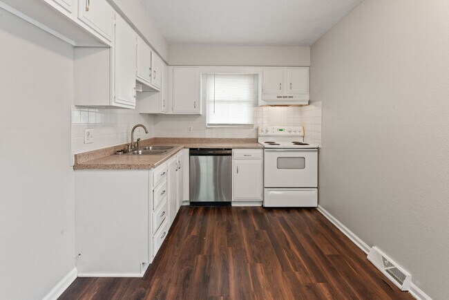 Foto del edificio - Affordable 2-Bedroom Duplex with Garage, D...