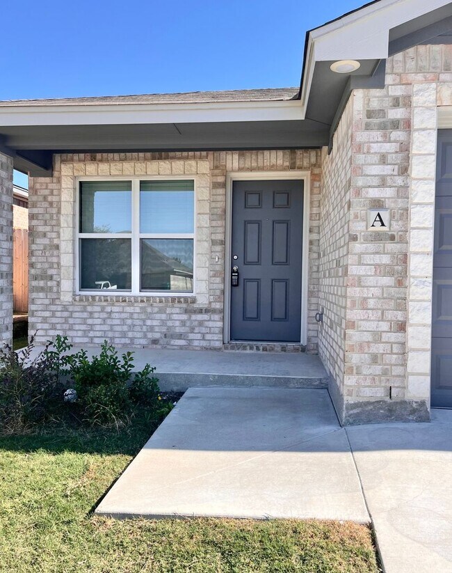 Foto del edificio - NEW IN MANAGEMENT - AVAILABLE NOW