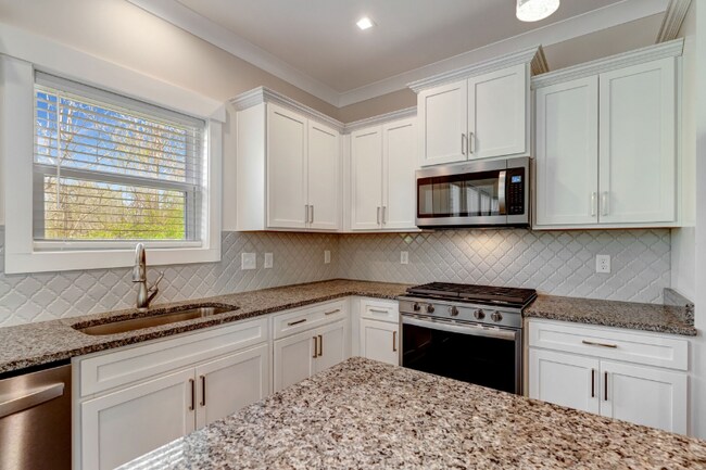 Building Photo - 204 Faraway Hills Dr