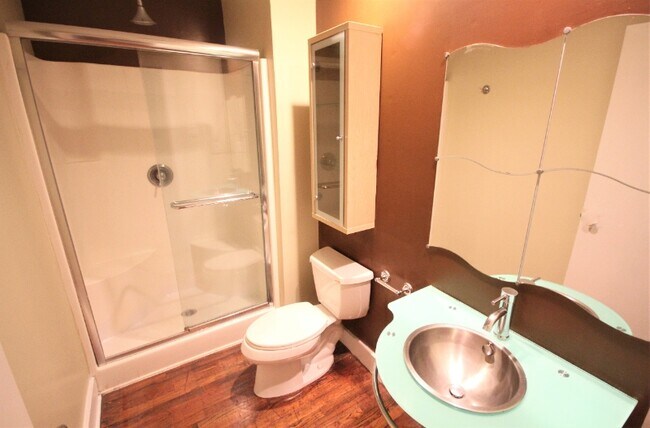 Foto del edificio - 319 S Flores St