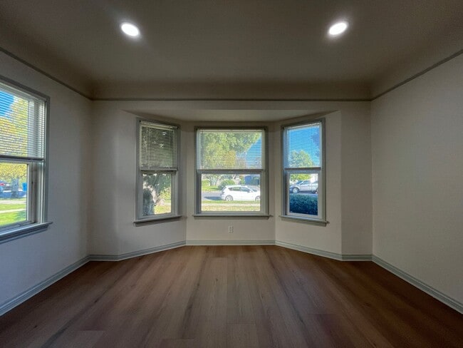 Foto del edificio - Spacious 2+2 home w/extra storage, upgrades + backyard!