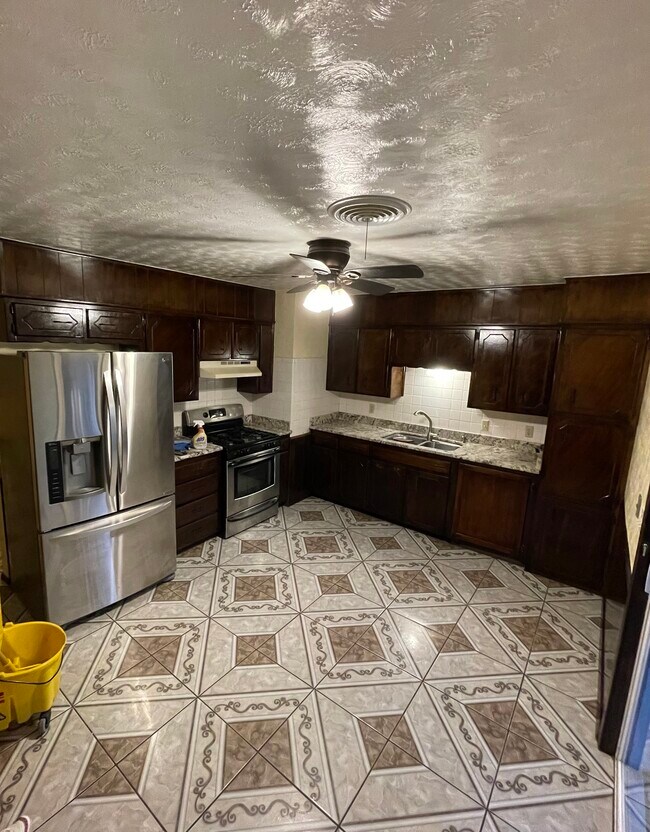Kitchen - 1028 Inman Dr