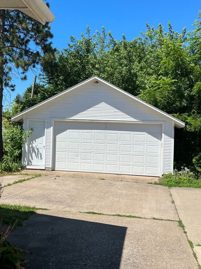 Building Photo - Nice 3 Bedroom House with Big 2 Car Garage!