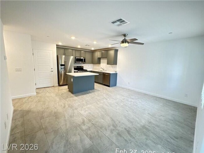 Building Photo - Gorgeous Townhome in Cadance!