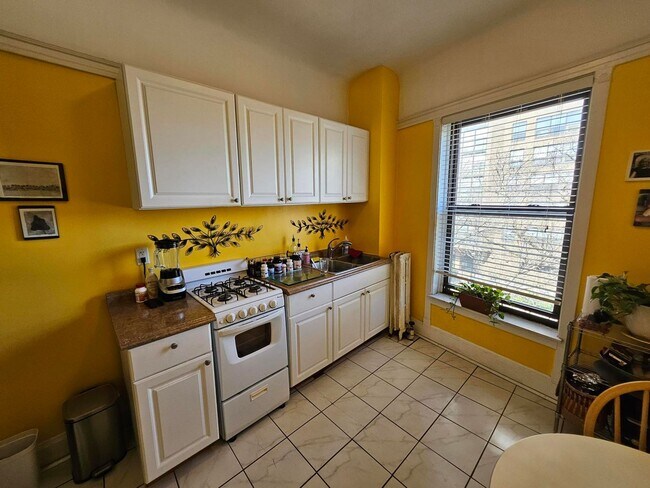 Foto del edificio - 817 W Belle Plaine Ave