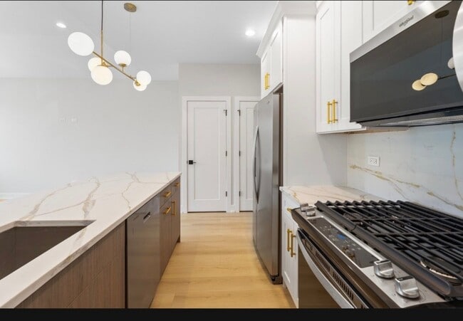 Building Photo - 5006 S Prairie Ave