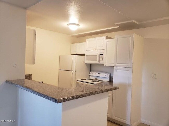 Building Photo - Desirable lower level 2+1 in gated community