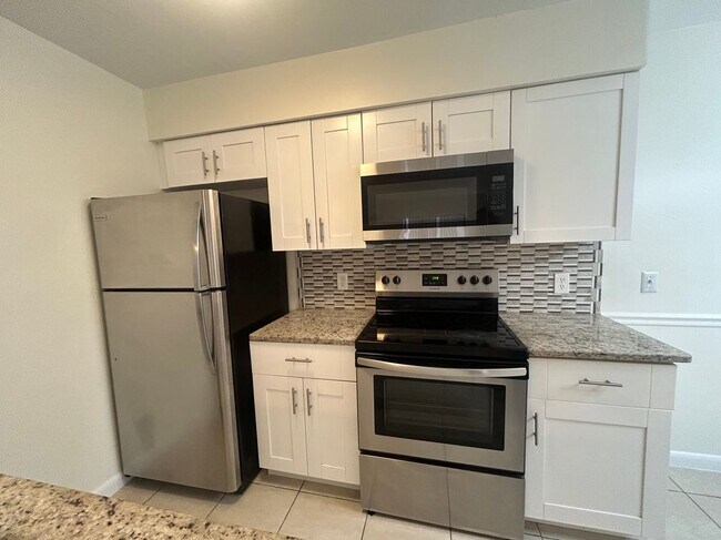 Building Photo - 5305 Summerlin Rd