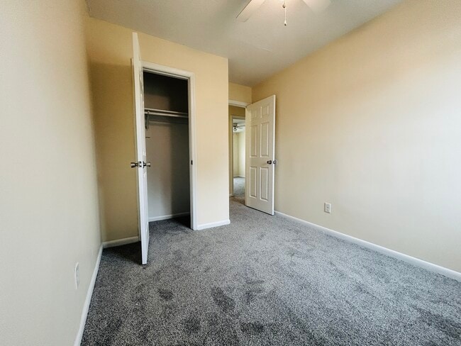 Dormitorio #1 con armario - 718 Spence Cir