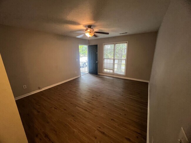 Building Photo - Nice 2bd 1ba duplex with lake view