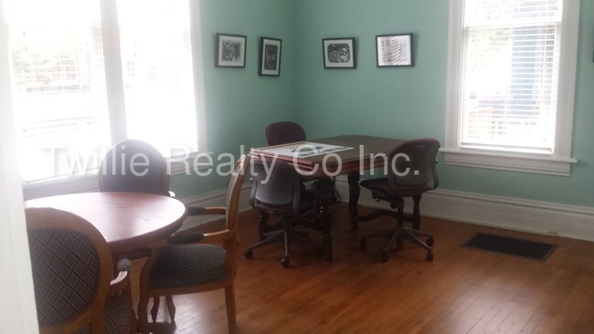 Foto del edificio - House used as Office Space