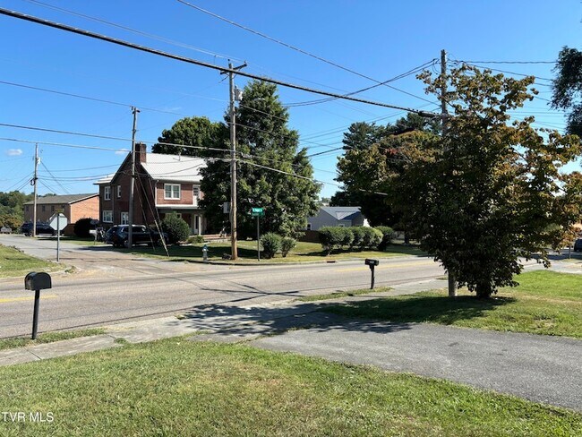 Foto del edificio - 2703 W Walnut St