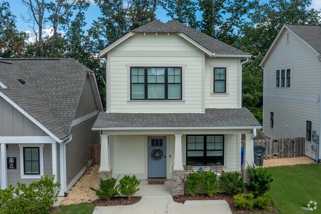 ¡Puerta para perros al patio trasero cercado! - The Heights luxury homes for lease