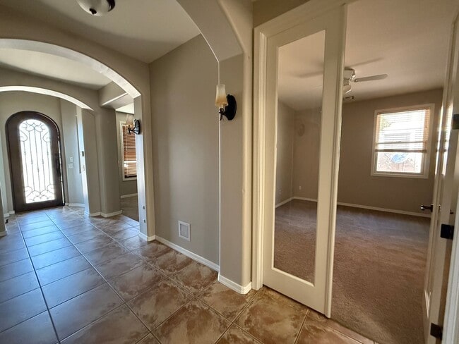 Building Photo - Lovely Chandler 4 Bedroom!