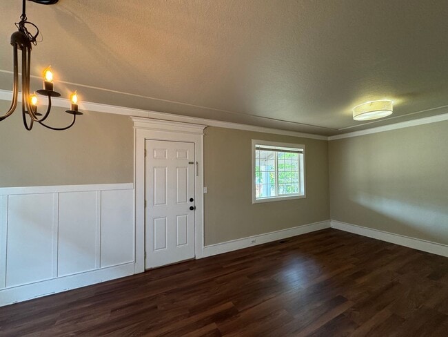 Building Photo - Very Nice 2 bedroom Point Defiance Cottage!