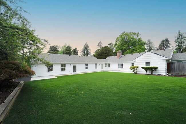 Foto del edificio - Newly Remodel Home in West Hills!