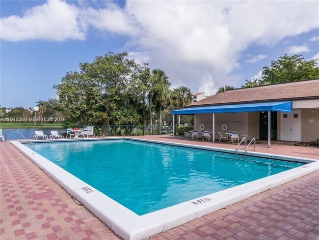 Building Photo - 2312 S Cypress Bend Dr