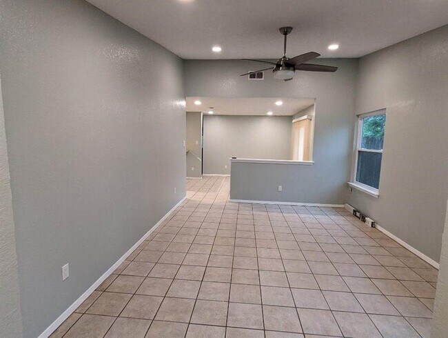 Building Photo - 12220 Dundee Dr