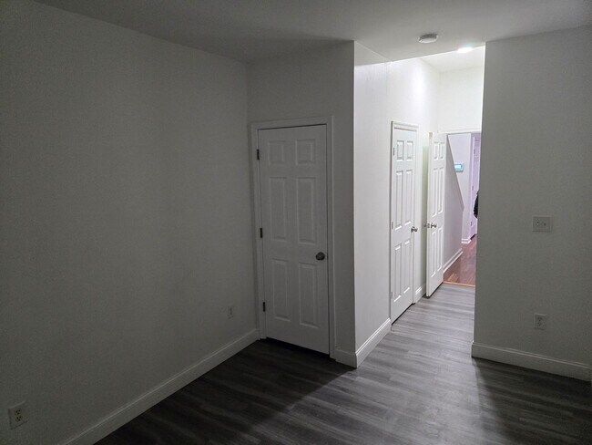 Building Photo - 4 bedroom two bath townhouse