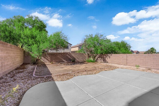 Building Photo - Large 4 bedroom home!  A must see!