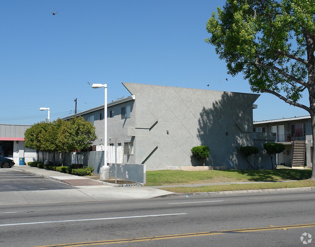 Building Photo - 1442 S Raitt St