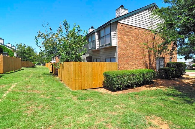 Building Photo - Shorewood Park Townhomes