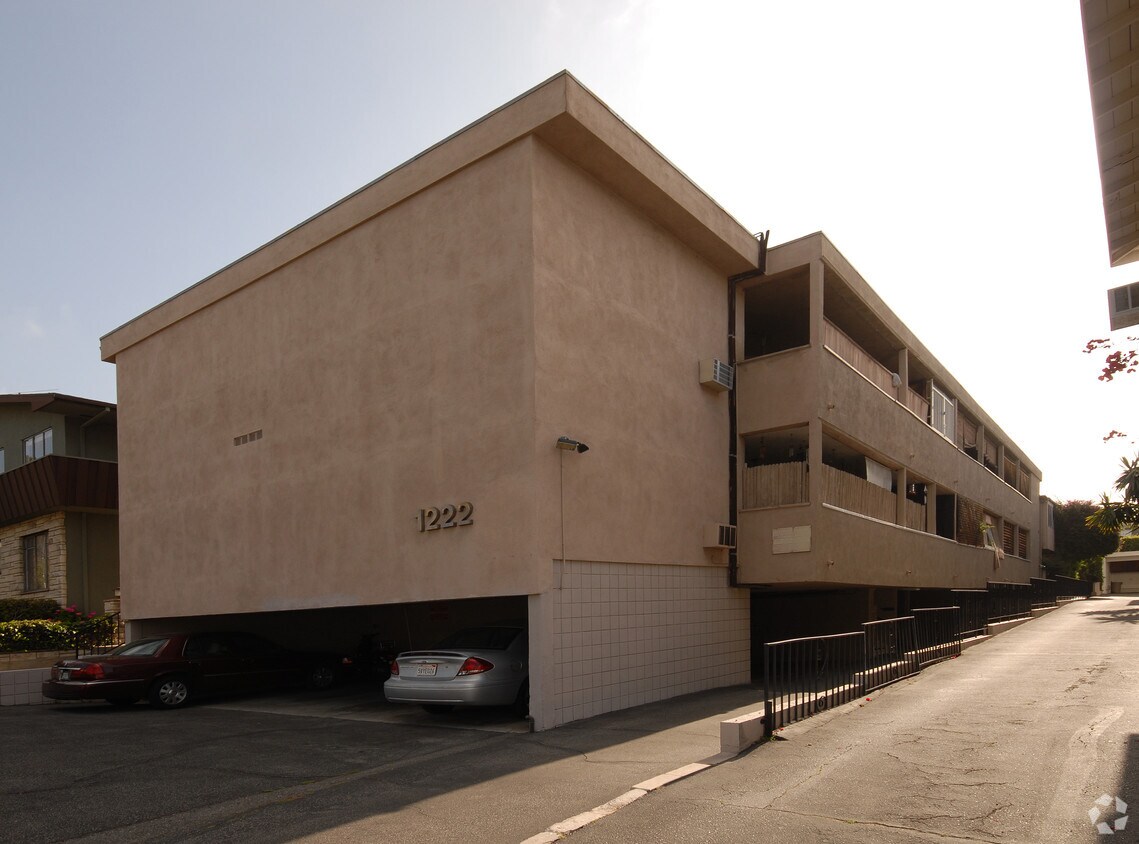 Primary Photo - 1222 N Harper Ave