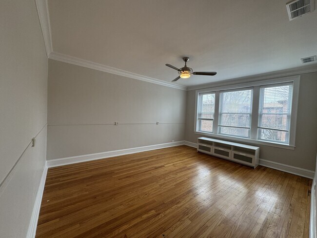 Foto del edificio - 5816 W Higgins Ave