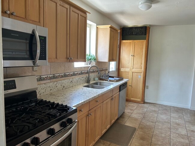 Kitchen - 13419 Stanbridge Ave