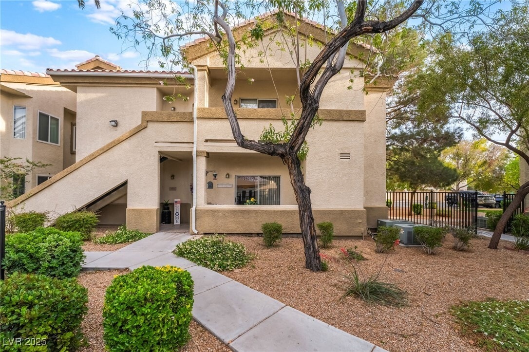 Foto principal - 3925 Lazy Pine St