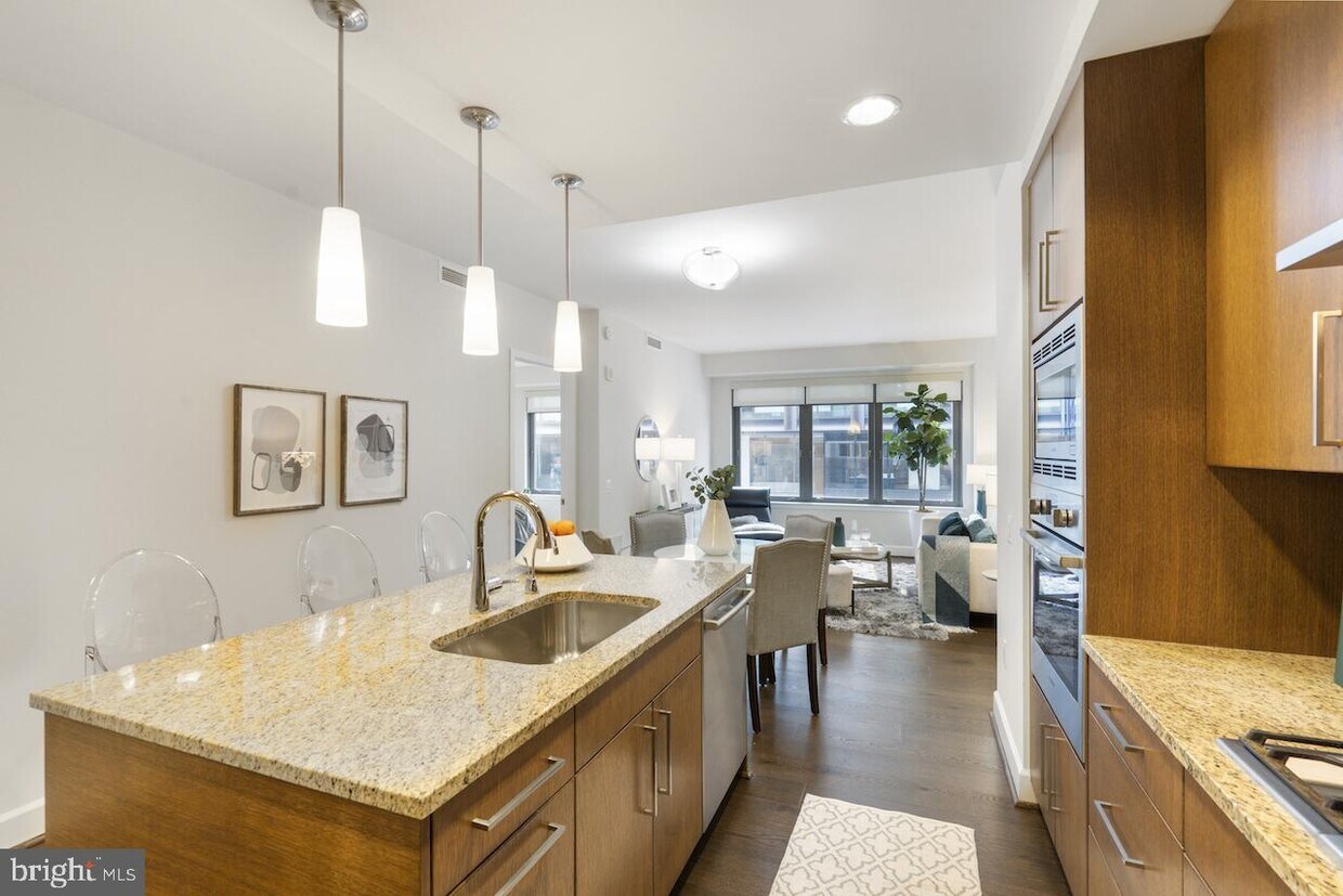 Foto principal - 7171 Woodmont Ave