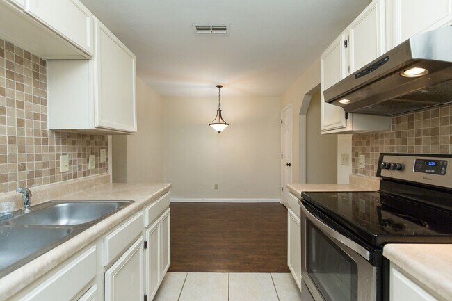 Foto del edificio - 105 Whetherbine Way W