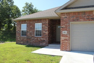 Building Photo - 5001 Raintree Cir