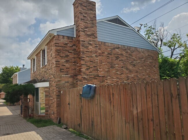 Building Photo - 9201 Carousel Ln