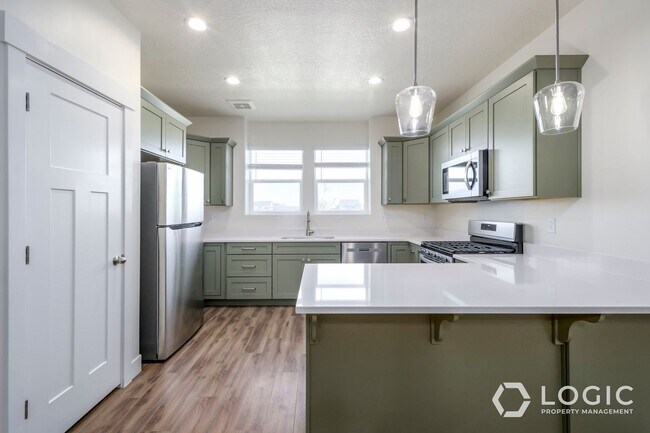 Building Photo - Beautiful New Townhome!